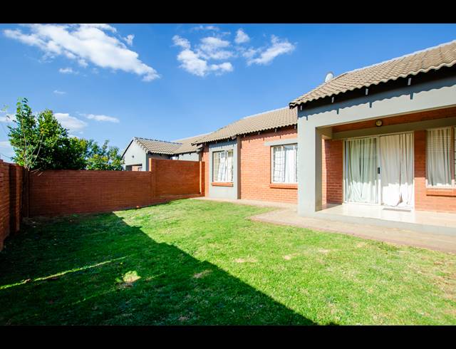 2 BEDROOM TOWNHOUSE FOR SALE IN MONAVONI AH